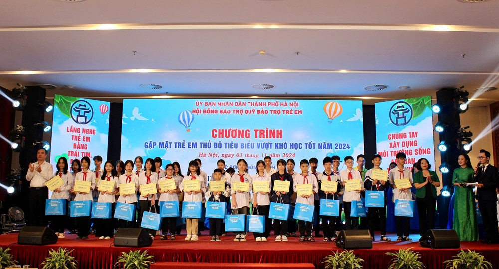 Hà Nội: Trao 200 suất học bổng tặng trẻ em Thủ đô tiêu biểu vượt khó học tốt - ảnh 4