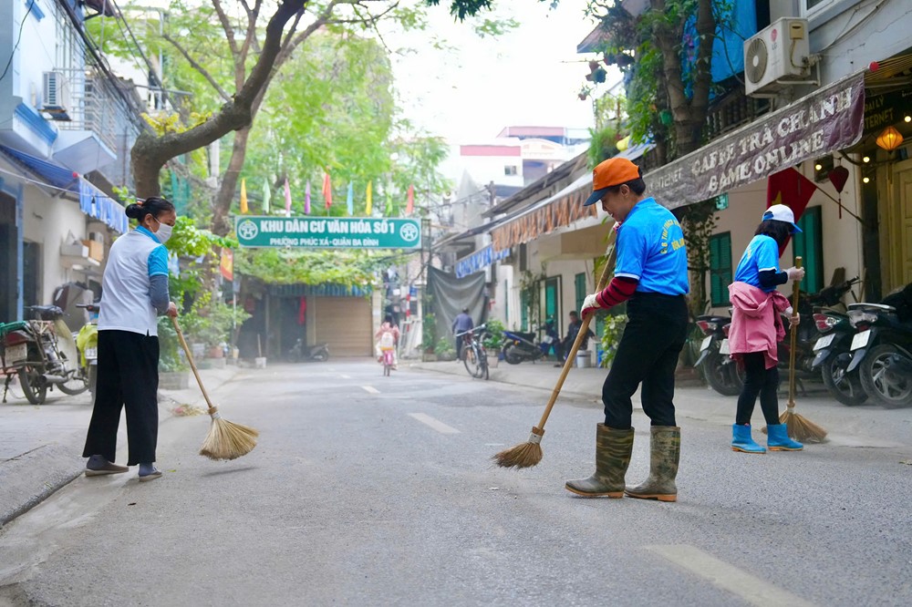 Hội LHPN quận Ba Đình: Ra quân vệ sinh môi trường, xây dựng “Đoạn đường, tuyến phố không rác” - ảnh 10