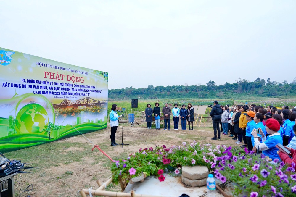 Hội LHPN quận Ba Đình: Ra quân vệ sinh môi trường, xây dựng “Đoạn đường, tuyến phố không rác” - ảnh 1