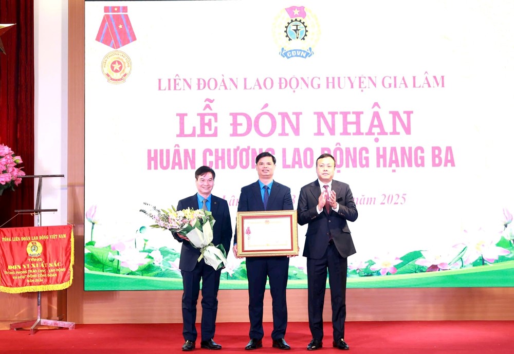 Liên đoàn Lao động huyện Gia Lâm đón nhận Huân chương Lao động hạng Ba - ảnh 1