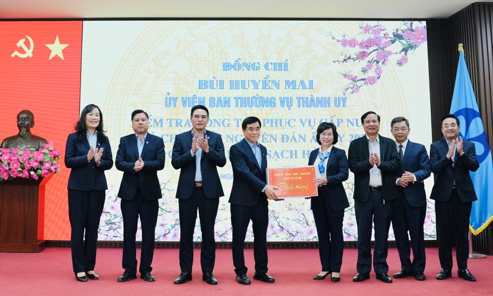 Quận Thanh Xuân: Thăm, chúc Tết cán bộ, nhân viên ngành điện - ảnh 2