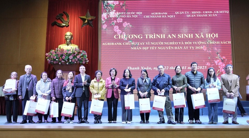 Quận Thanh Xuân: Trao quà Tết cho các hộ gia đình có hoàn cảnh khó khăn - ảnh 1