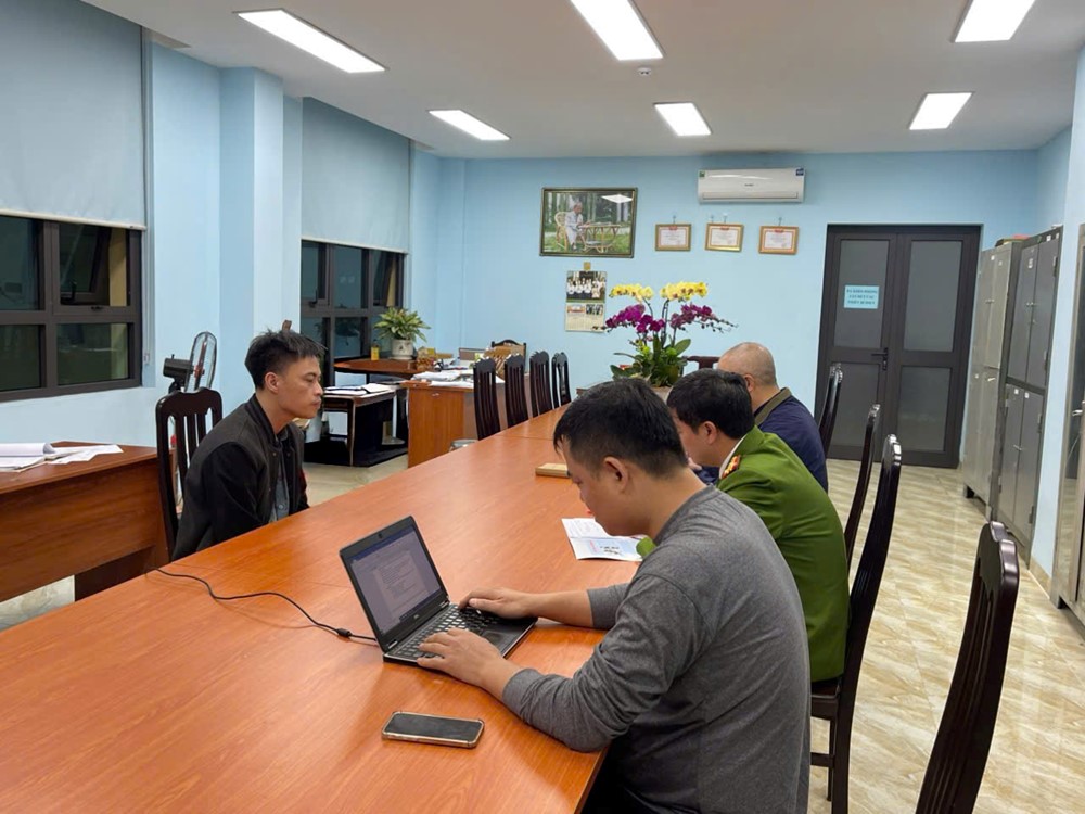 Công an quận Tây Hồ tạm giữ đối tượng đánh người tại phường Yên Phụ - ảnh 1