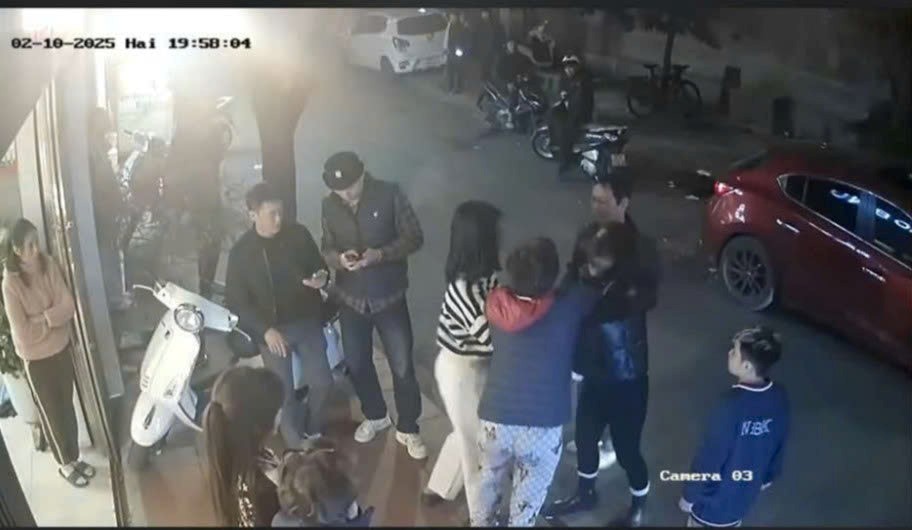 Tây Hồ: Người phụ nữ bị đánh gãy mũi vì nhắc nhở cô gái 