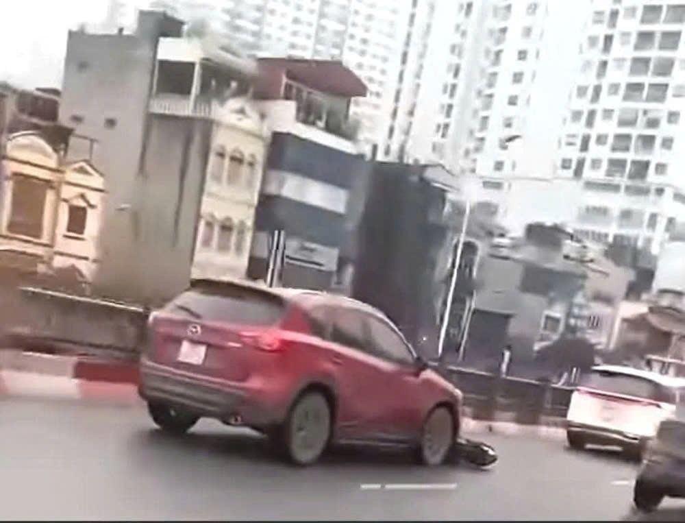 Tài xế xe Mazda gây tai nạn bỏ chạy kéo lê xe máy qua cầu Vĩnh Tuy - ảnh 1