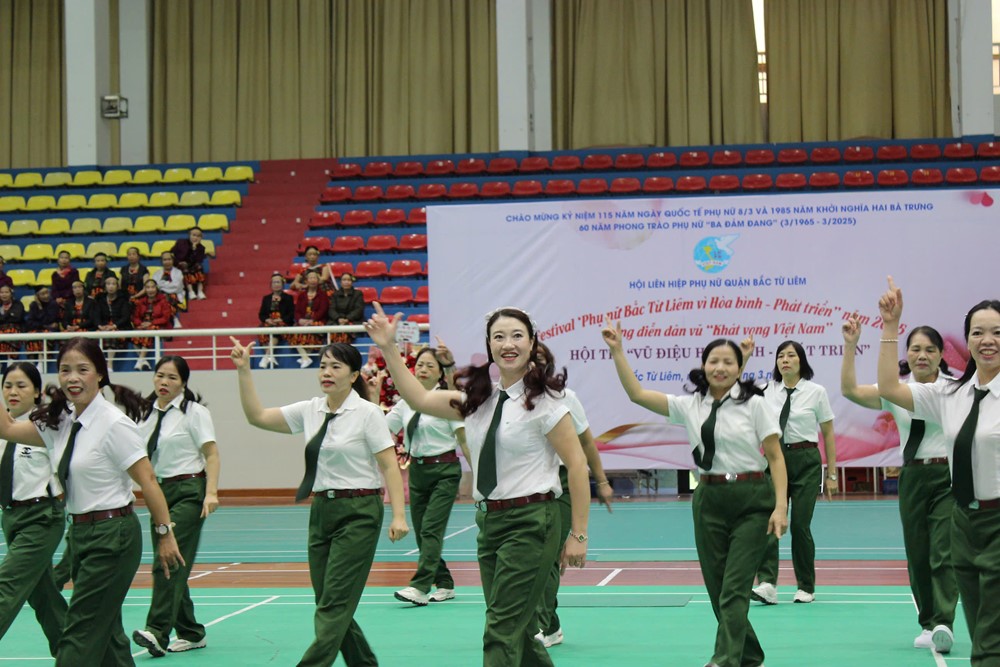 Sôi nổi hội thi dân vũ “Phụ nữ Bắc Từ Liêm vì hoà bình – phát triển” - ảnh 21