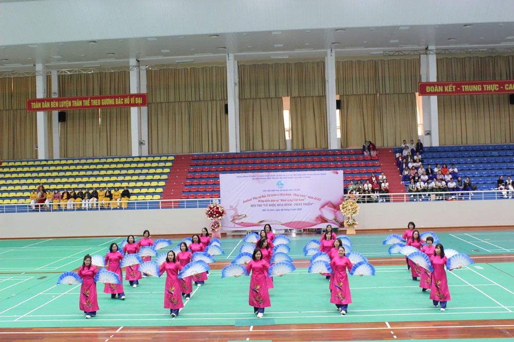 Sôi nổi hội thi dân vũ “Phụ nữ Bắc Từ Liêm vì hoà bình – phát triển” - ảnh 14