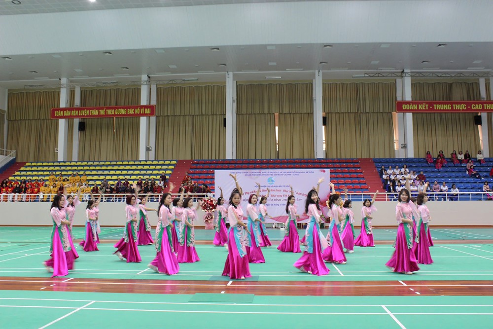 Sôi nổi hội thi dân vũ “Phụ nữ Bắc Từ Liêm vì hoà bình – phát triển” - ảnh 11