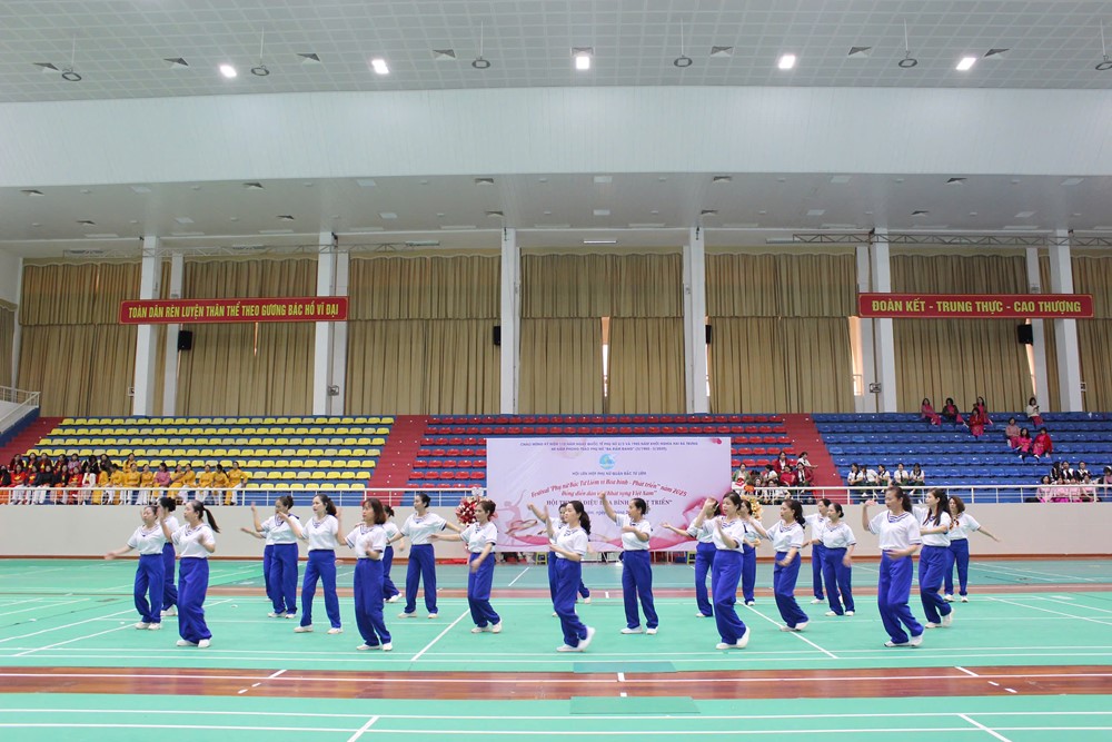 Sôi nổi hội thi dân vũ “Phụ nữ Bắc Từ Liêm vì hoà bình – phát triển” - ảnh 17