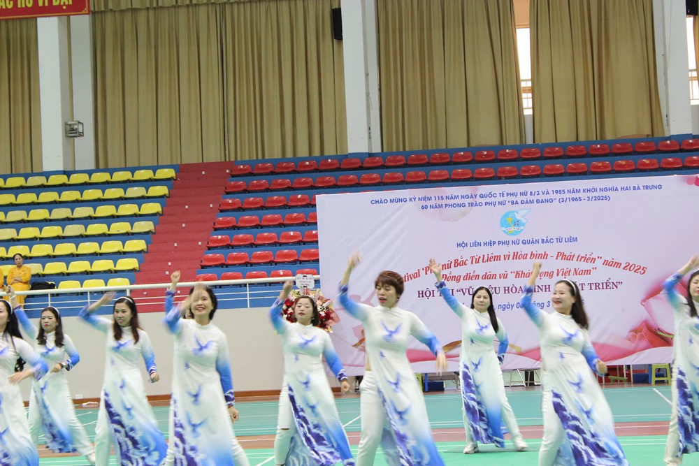 Sôi nổi hội thi dân vũ “Phụ nữ Bắc Từ Liêm vì hoà bình – phát triển” - ảnh 18