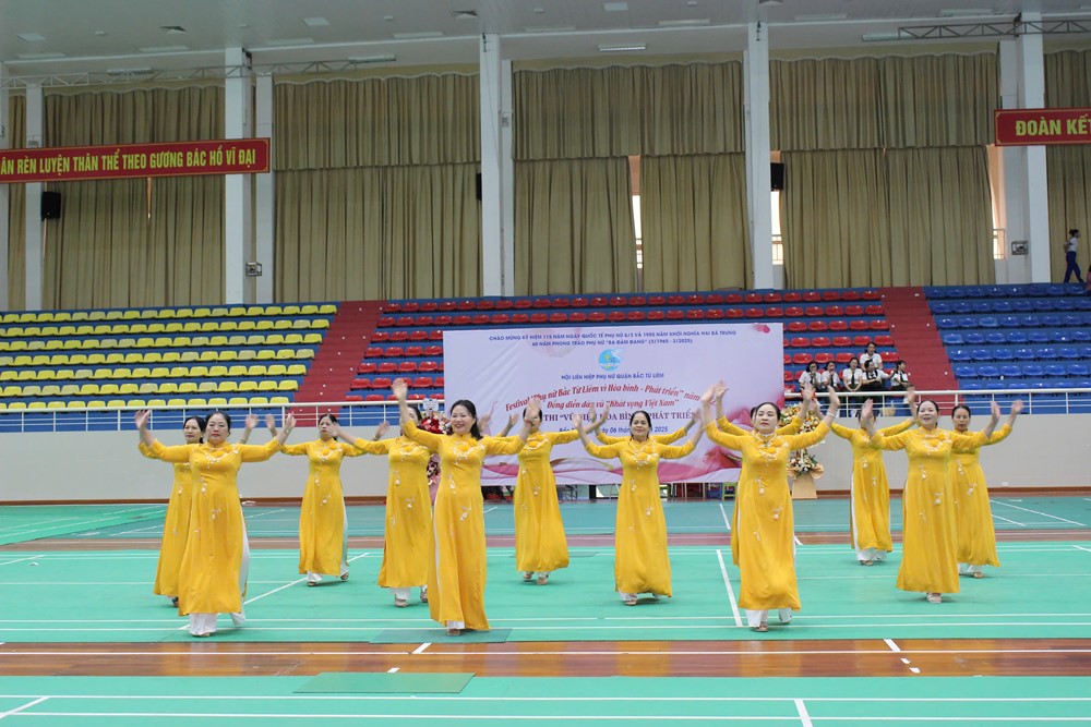 Sôi nổi hội thi dân vũ “Phụ nữ Bắc Từ Liêm vì hoà bình – phát triển” - ảnh 19