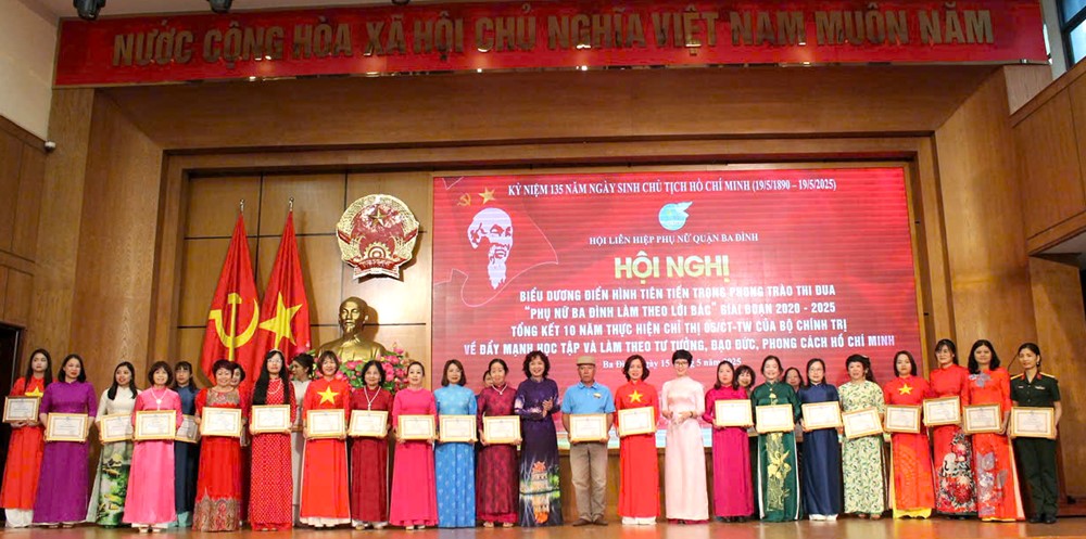 Quận Ba Đình: Biểu dương các tập thể, cá nhân tiêu biểu trong phong trào “Phụ nữ Ba Đình làm theo lời Bác” - ảnh 5