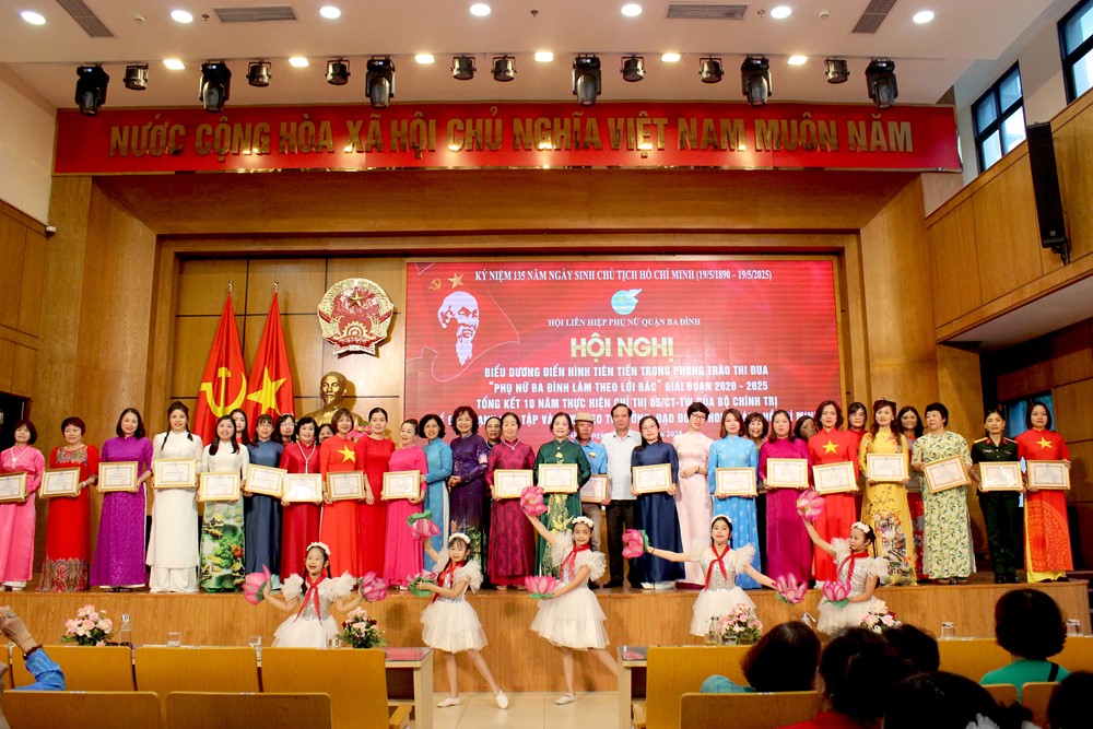 Quận Ba Đình: Biểu dương các tập thể, cá nhân tiêu biểu trong phong trào “Phụ nữ Ba Đình làm theo lời Bác” - ảnh 6