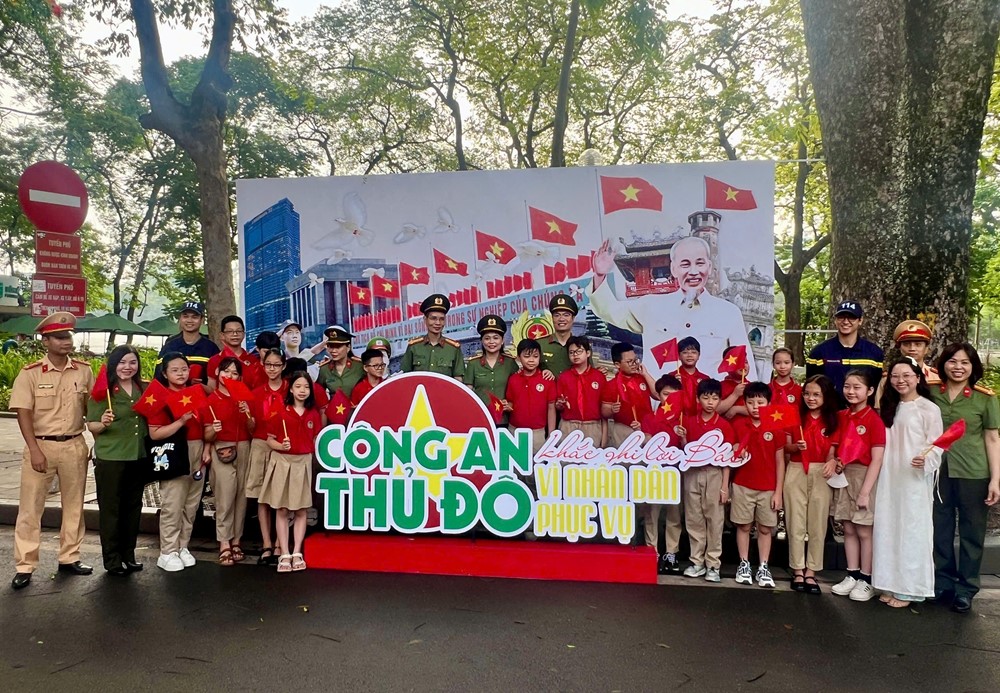 Hà Nội: Trưng bày lưu động “Công an Thủ đô khắc ghi lời Bác” - ảnh 12