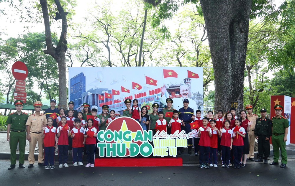 Hà Nội: Trưng bày lưu động “Công an Thủ đô khắc ghi lời Bác” - ảnh 2
