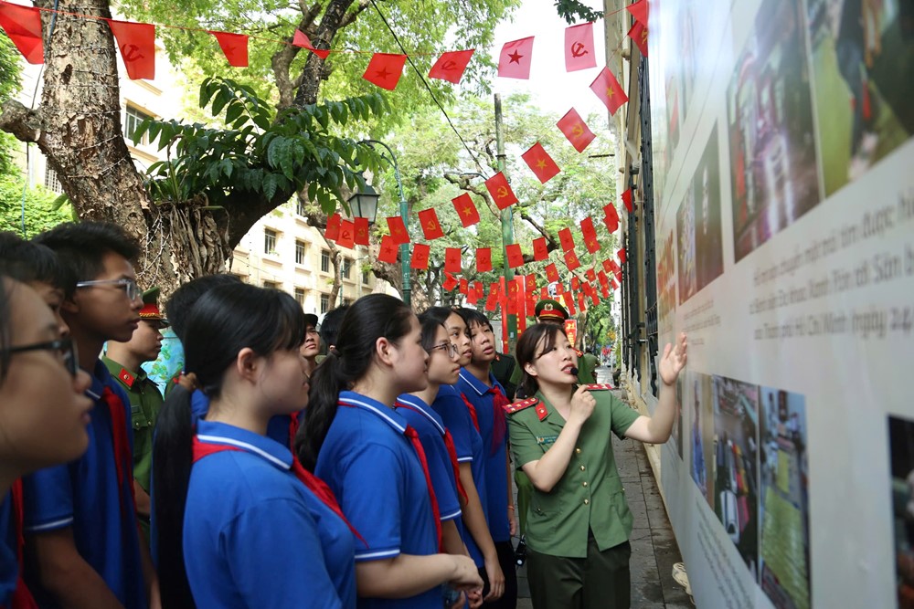 Hà Nội: Trưng bày lưu động “Công an Thủ đô khắc ghi lời Bác” - ảnh 4