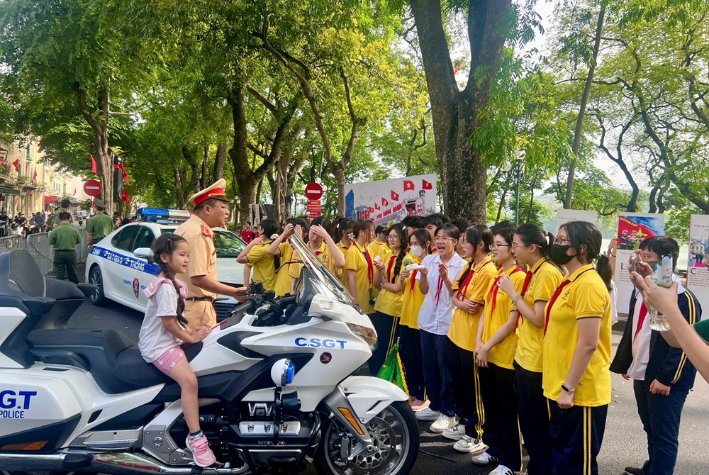 Hà Nội: Trưng bày lưu động “Công an Thủ đô khắc ghi lời Bác” - ảnh 11