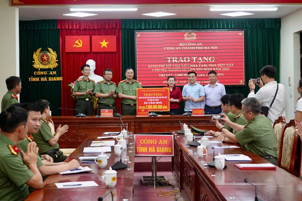 Công an Hà Nội trao tặng 3 tỷ đồng hỗ trợ tỉnh Hà Giang xoá nhà tạm, nhà dột nát - ảnh 1