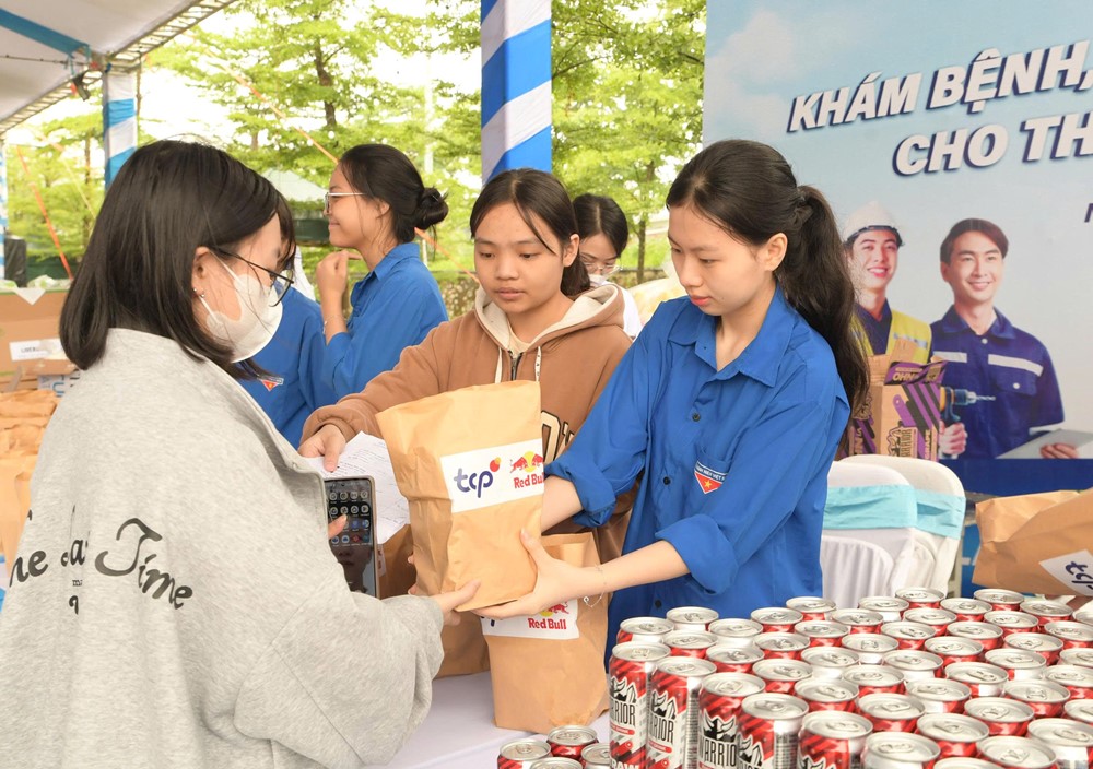 Hơn 1.000 thanh niên công nhân Nghệ An được khám, phát thuốc miễn phí  - ảnh 3