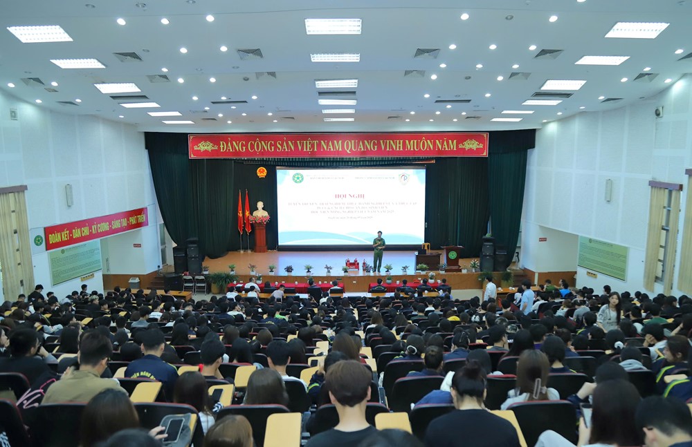 Gần 1.000 sinh viên tham gia trải nghiệm phòng cháy chữa cháy - ảnh 1