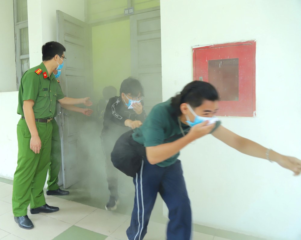 Gần 1.000 sinh viên tham gia trải nghiệm phòng cháy chữa cháy - ảnh 3