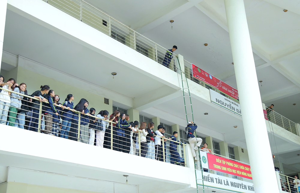 Gần 1.000 sinh viên tham gia trải nghiệm phòng cháy chữa cháy - ảnh 8