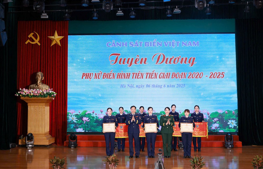 Tuyên dương phụ nữ điển hình tiên tiến trong lực lượng Cảnh sát biển Việt Nam - ảnh 3