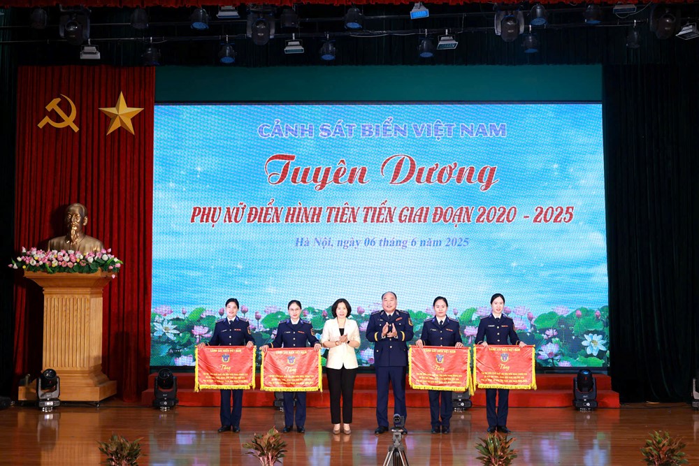 Tuyên dương phụ nữ điển hình tiên tiến trong lực lượng Cảnh sát biển Việt Nam - ảnh 2