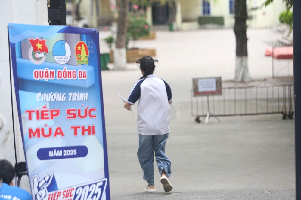 Hành động đẹp trong mùa thi lớp 10 năm 2025: Một thí sinh gặp sự cố được CSGT hỗ trợ kịp thời - ảnh 3