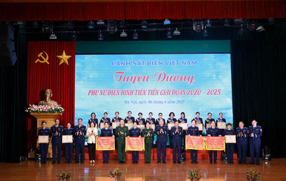 Tuyên dương phụ nữ điển hình tiên tiến trong lực lượng Cảnh sát biển Việt Nam - ảnh 4