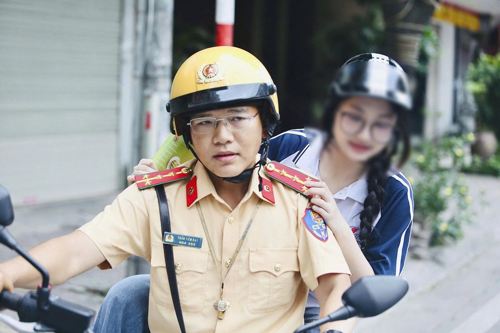 Hành động đẹp trong mùa thi lớp 10 năm 2025: Một thí sinh gặp sự cố được CSGT hỗ trợ kịp thời - ảnh 2