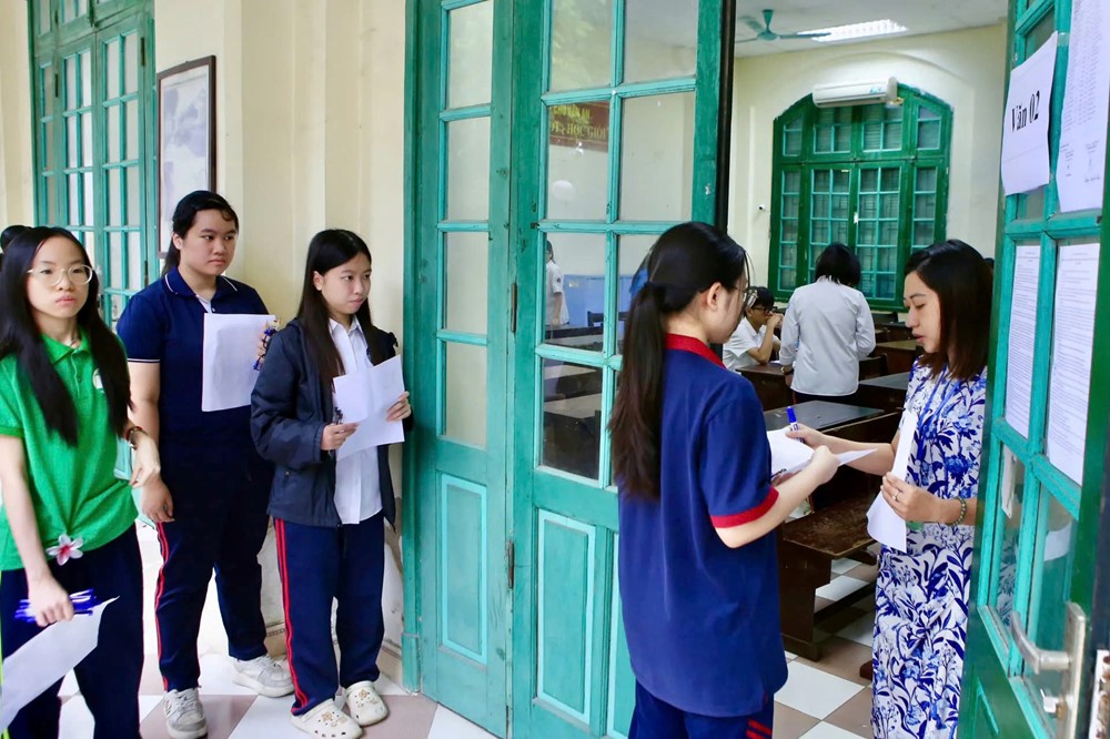 Sáng nay 9/6, sĩ tử Hà Nội bước vào kỳ thi lớp 10 chuyên - ảnh 1