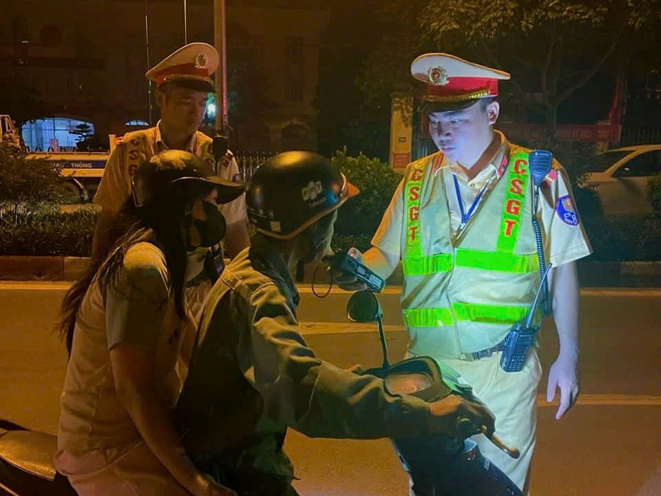 Thạch Thất: Kiểm soát chặt nồng độ cồn phòng ngừa tai nạn giao thông - ảnh 1