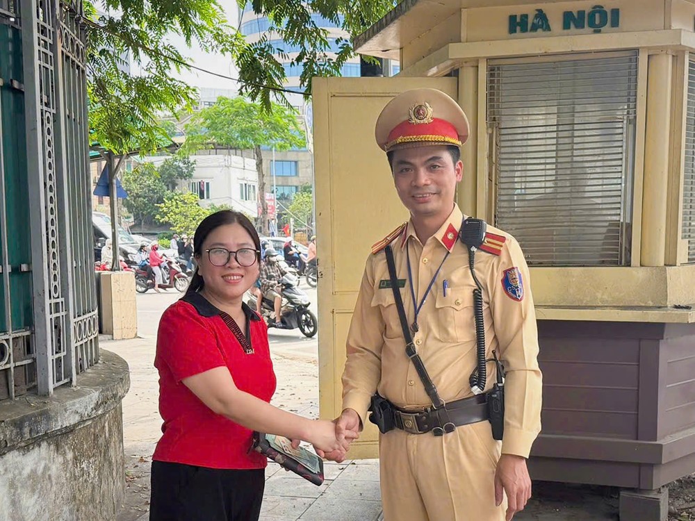 Rơi tài sản khi đi khám bệnh, người phụ nữ được CSGT liên hệ trao trả - ảnh 1