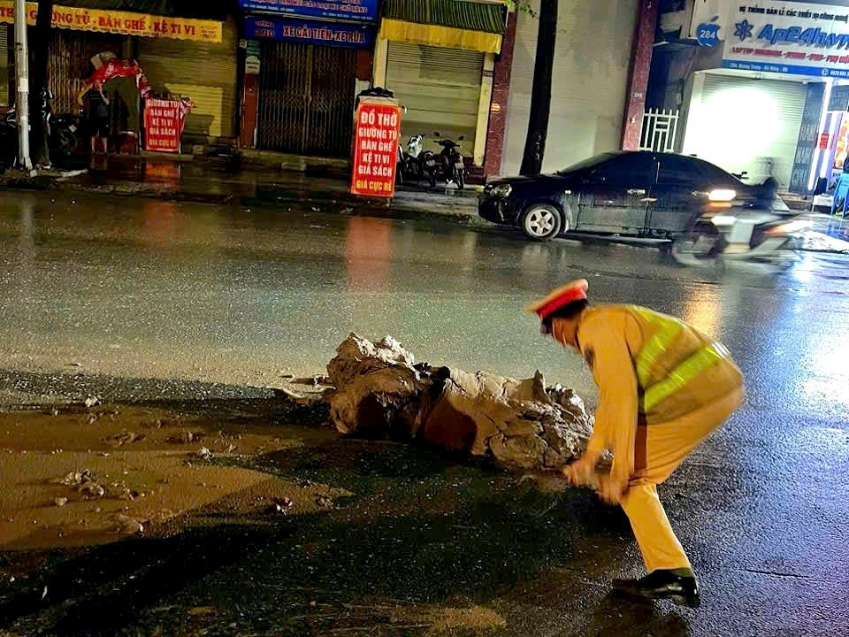 Hà Nội, truy vết, xử lý tài xế xe tải để rơi đất thải xuống đường trong đêm - ảnh 2