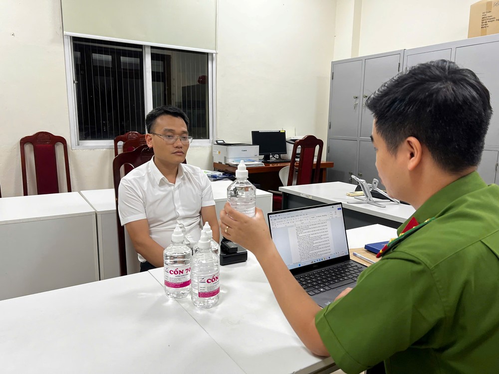 Hà Nội: Một phó chủ tịch thị trấn ở huyện Chương Mỹ bị bắt vì sản xuất cồn y tế giả - ảnh 1