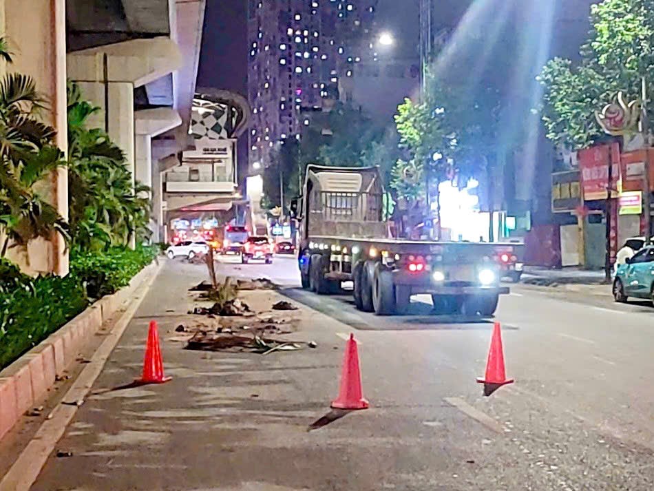 Hà Nội, truy vết, xử lý tài xế xe tải để rơi đất thải xuống đường trong đêm - ảnh 1
