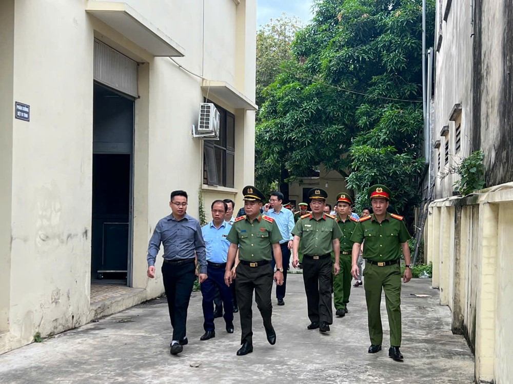 Giám đốc Công an Hà Nội đột xuất kiểm tra thực tế tình hình sản xuất, kinh doanh tại xã La Phù - ảnh 1