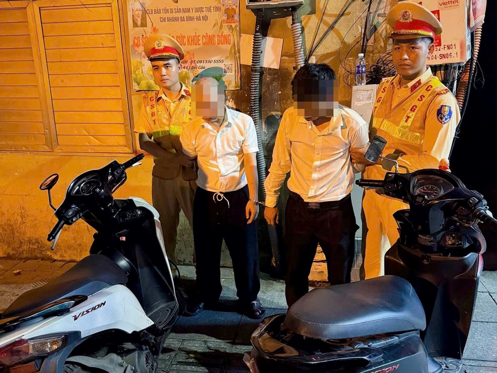 Tuần tra trên đường, cảnh sát giao thông phát hiện, bắt giữ 2 đối tượng trộm cắp xe máy  - ảnh 1