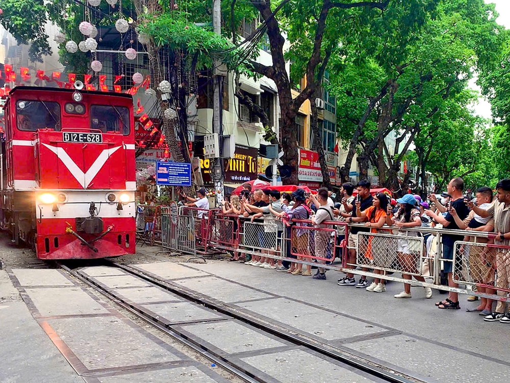 Hà Nội: Kiên quyết bảo đảm an toàn giao thông đường sắt tại khu vực “cà phê đường tàu” - ảnh 3