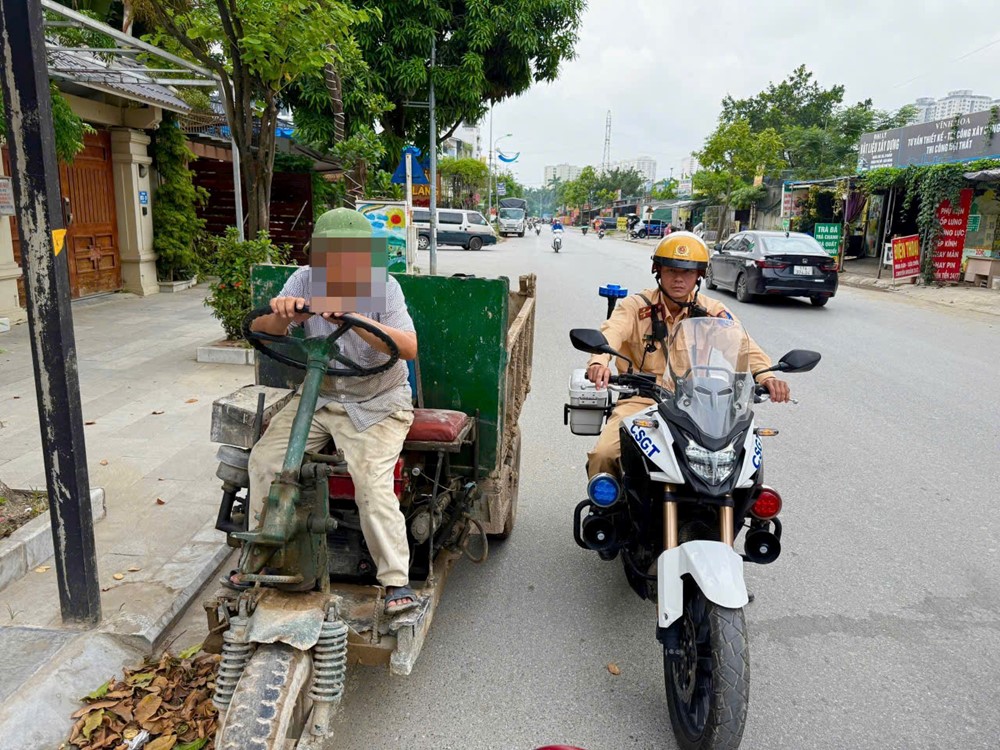 Hà Nội: Xử lý nhiều trường hợp vi phạm liên quan đến xe tự chế, xe chở hàng cồng kềnh - ảnh 2
