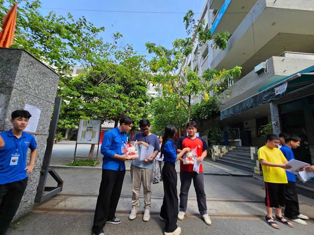 Hà Nội: Thí sinh thở phào, nhẹ nhõm sau môn thi đầu tiên - ảnh 3