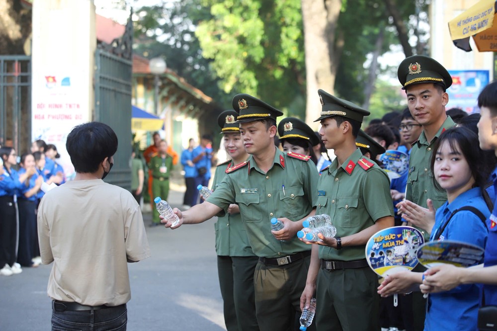 Công an Hà Nội triển khai đồng bộ các giải pháp bảo đảm an toàn kỳ thi tốt nghiệp THPT năm 2025 - ảnh 5