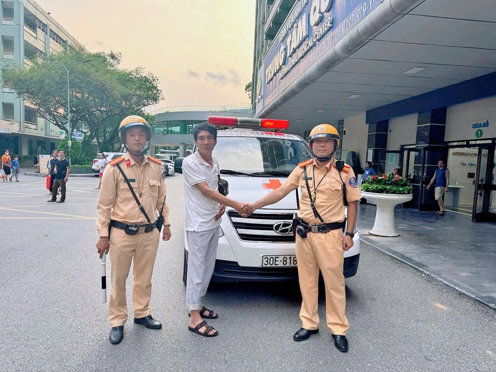 Hà Nội: CSGT dùng mô tô chuyên dụng mở đường đưa cháu bé đi cấp cứu - ảnh 2