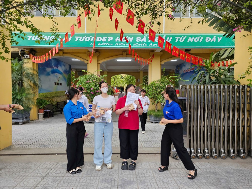 Sáng 27/6, thí sinh thi chương trình GDPT 2018 hoàn thành kỳ thi tốt nghiệp THPT 2025 - ảnh 4