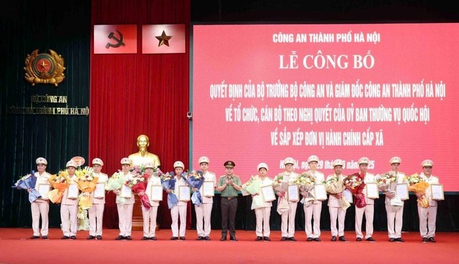 Công an thành phố Hà Nội công bố 126 Trưởng, Phó Công an phường, xã theo mô hình tổ chức mới - ảnh 2