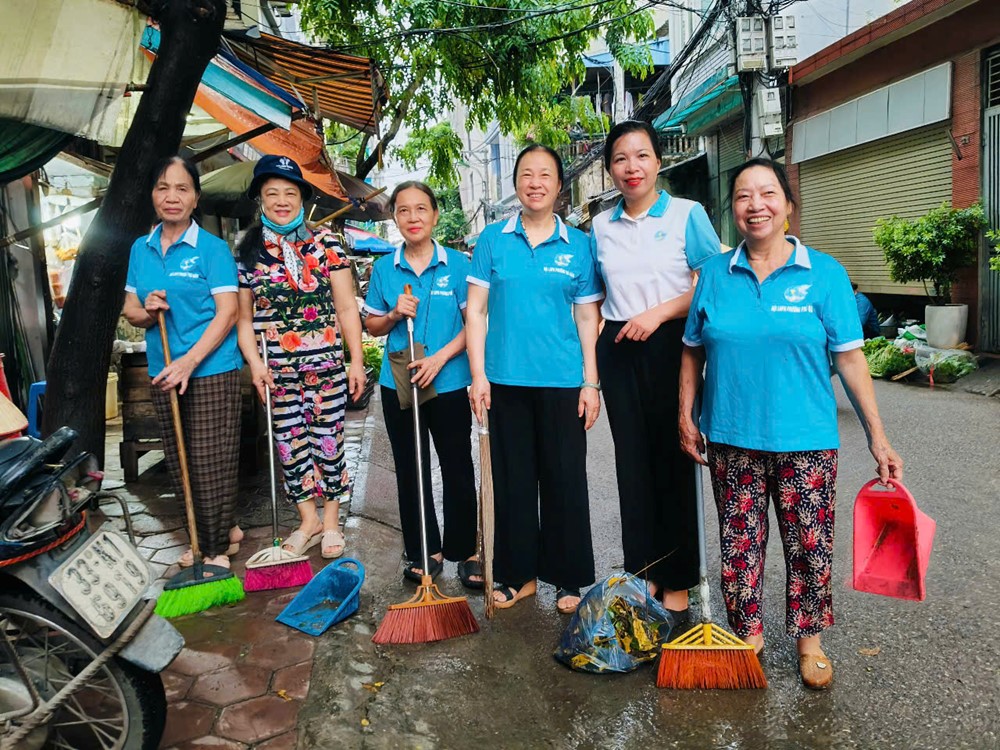 Phụ nữ phường Phú Diễn (mới) tổng vệ sinh môi trường, thiết thực chào mừng chính quyền địa phương 2 cấp - ảnh 8