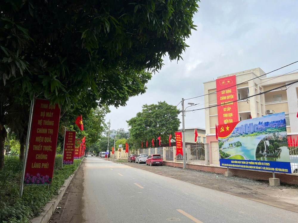 Phụ nữ phường Phú Diễn (mới) tổng vệ sinh môi trường, thiết thực chào mừng chính quyền địa phương 2 cấp - ảnh 11