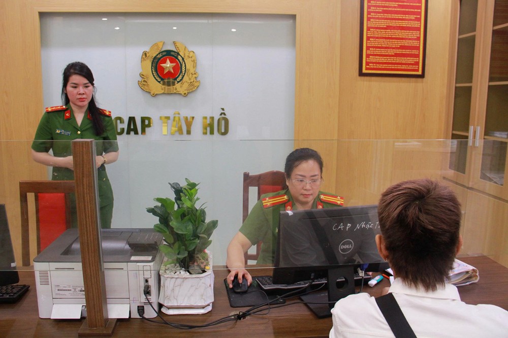 Ngày đầu hoạt động của công an xã, phường mới ở Hà Nội - ảnh 1