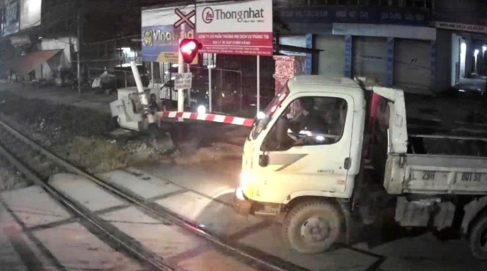 Hà Nội: Xử lý tài xế xe tải vượt đường ngang, đâm gãy barie - ảnh 1